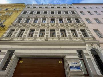 HISTORISCHES ZINSHAUS: Sanierte 3 Zi Altbauwohnung 95m² mit Balkon – Nähe U1/U2