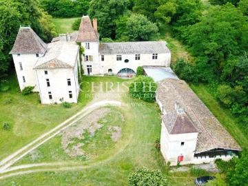 Historique château du 16ème siècle d'environ 750 m² à 8 km. 750m² Villenave d'Ornon