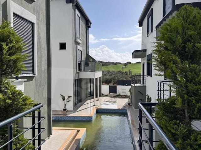 Hisar mahallesinde deniz manzaralı havuzlu full eşyalı 3 + 1 villa