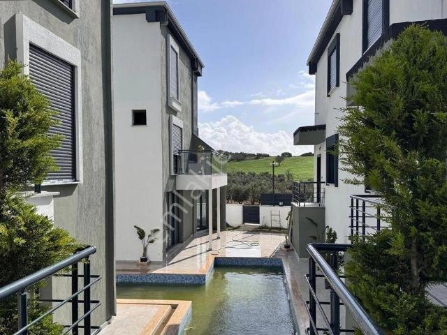 Hisar Mahallesinde Deniz Manzaralı Havuzlu Full Eşyalı 3 + 1 Villa
