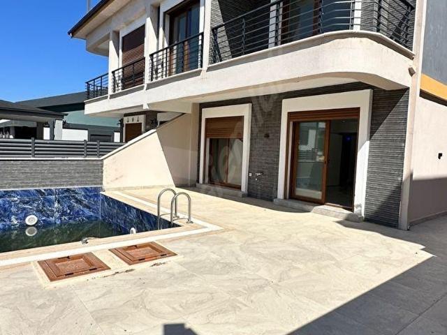 Hisar mahallesinde kapalı otoparklı havuzlu panoramik deniz manzaralı 5+1 ayrı mutfak villa