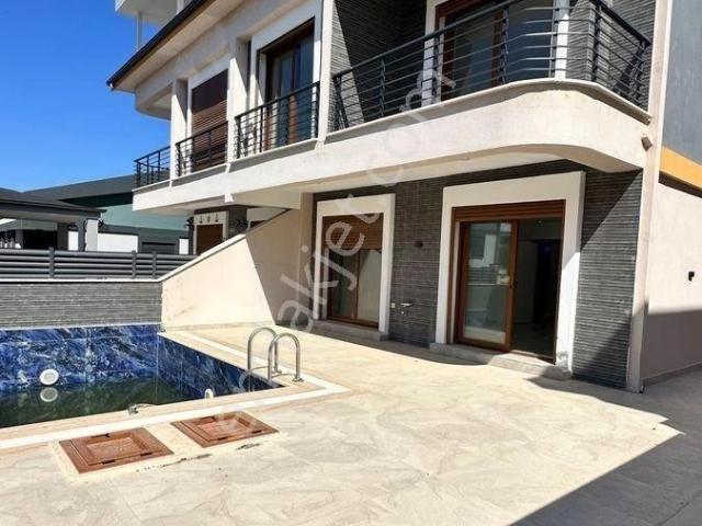 Hisar Mahallesinde Kapalı Otoparklı Havuzlu Panoramik Deniz Manzaralı 5+1 Ayrı Mutfak Villa