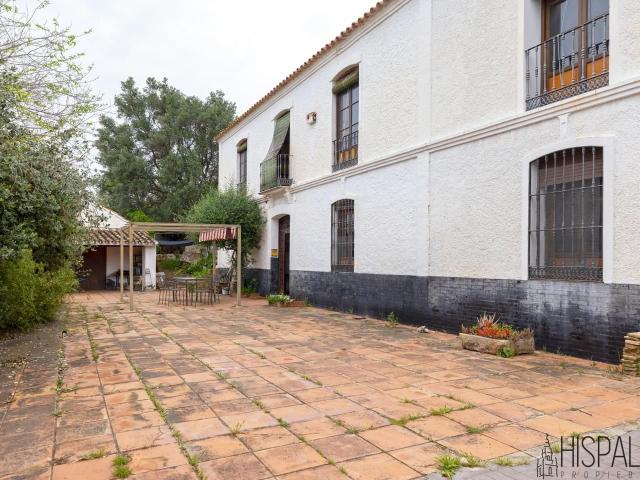 Hispalica Propiedades presenta esta casa independiente situa. 435m² Barriada pilar del prado