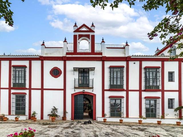 Hispalica Propiedades presenta una hacienda familiar con enc. 1918m² Morón de la Frontera