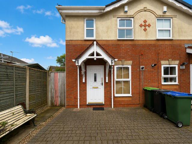 Hitchcock Close, Smethwick, B67 2 bed end of terrace house to rent £1,050 pcm £242 pw