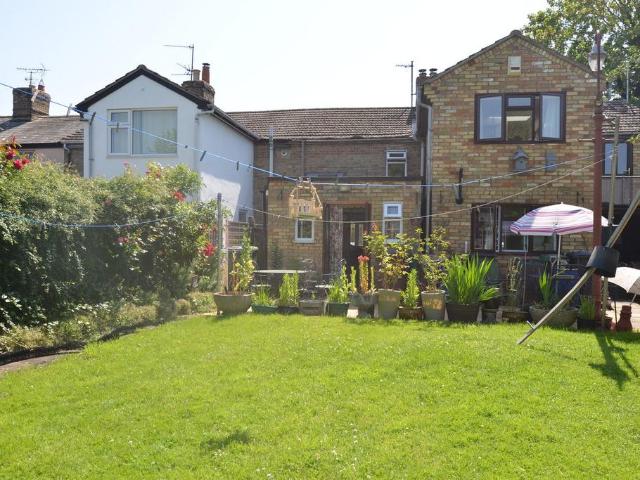 Hitchin Road, Henlow, SG16 2 bed terraced house to rent £1,295 pcm £299 pw