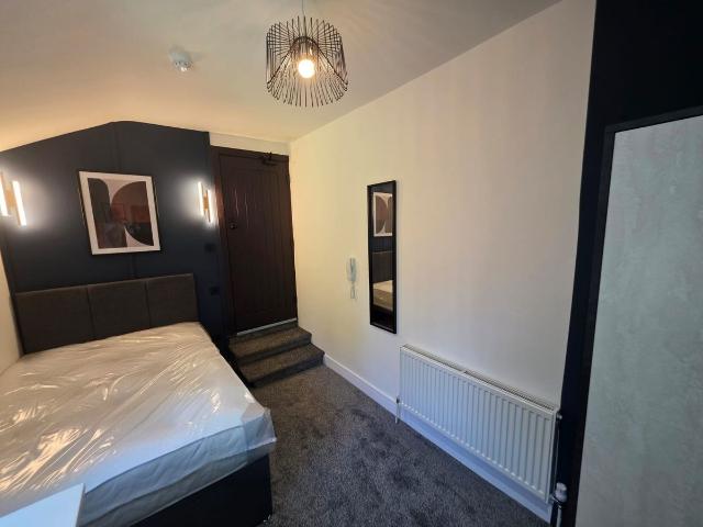 Hitchin Road, Luton, Bedfordshire LU2, Studio to rent, £725 pcm | PrimeLocation