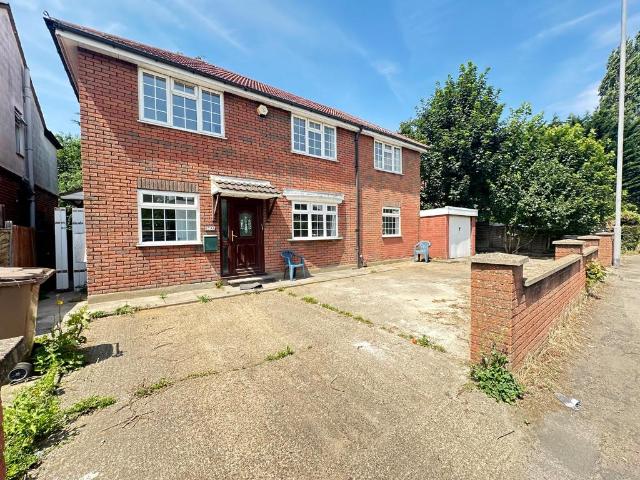 Hitchin Road, Luton, Bedfordshire. 4 bed detached house to rent £1,900 pcm £438 pw