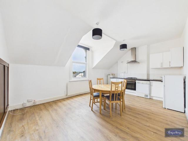 Hither Green Lane, London, SE13 2 bed flat to rent £1,650 pcm £381 pw