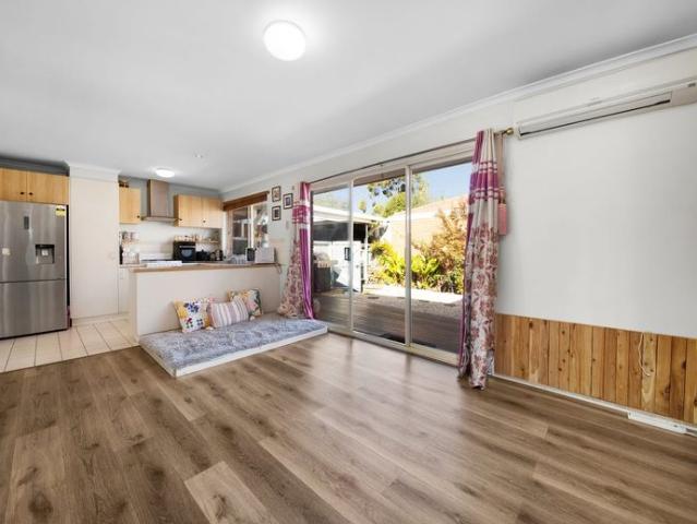 Home near the Schools, parks, Public Transport and Shopping centre!