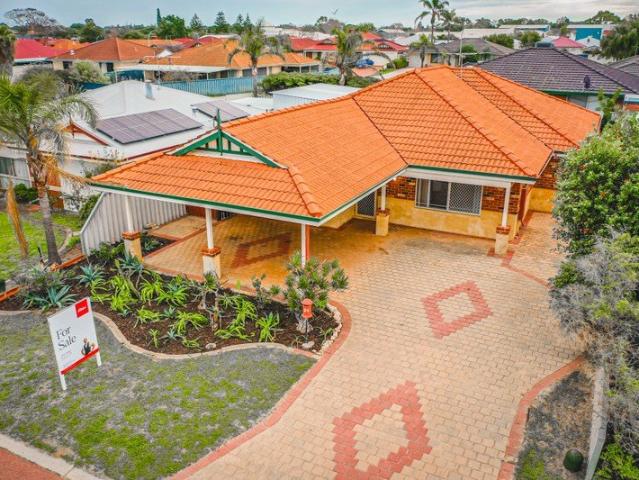 Charming 4x2 Nestled in a Prime Beachside Location!