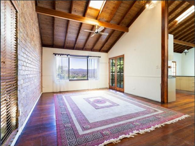 HOME CLOSE TO SHOPS, SCHOOLS, BOND UNIVERSITY AND PUBLIC TRANSPORT