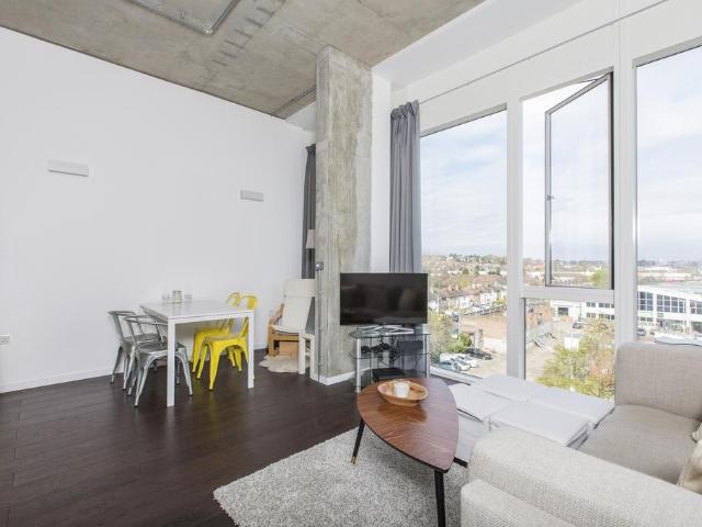 Home End House, Durnsford Road. Studio to rent £1,625 pcm £375 pw
