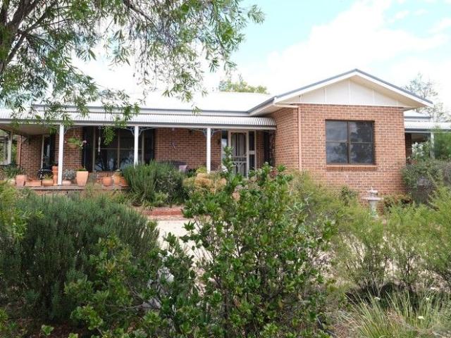 Home, Granny Flat, Studio & Outstanding Views!