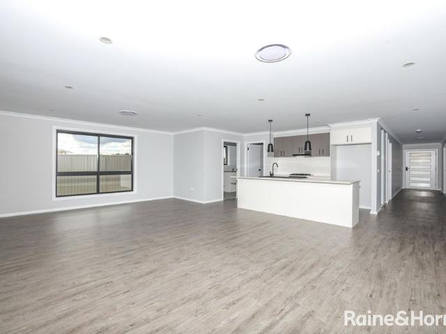 Home in Kelso AVAILABLE 9/10/26!