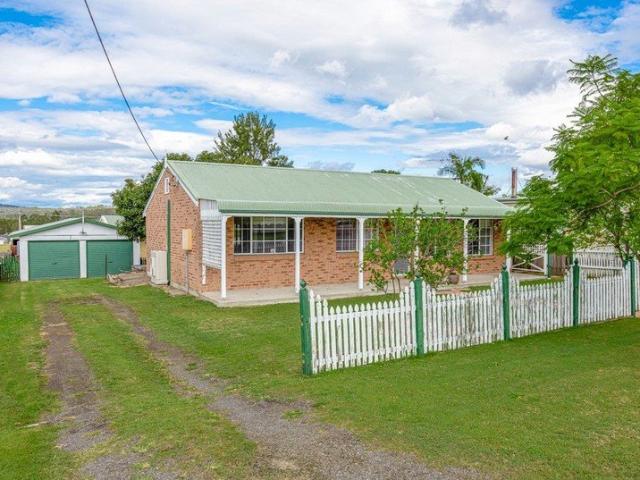HOME IN QUIET BRANXTON LOCATION!