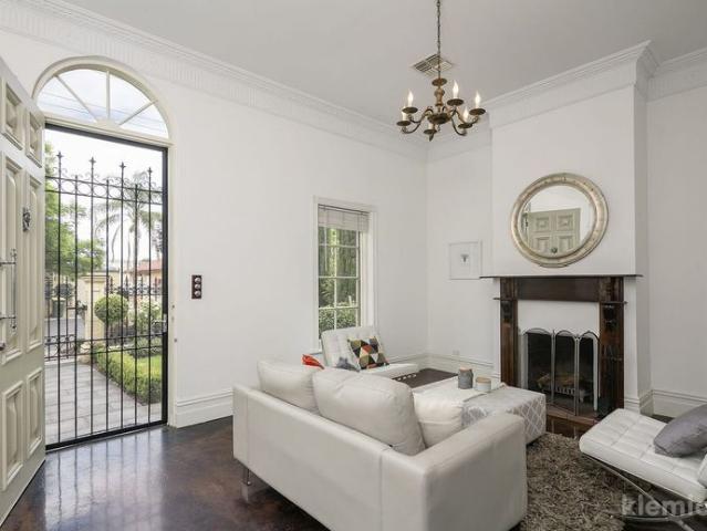 Home in St Petersper: 3BR, 2BA, Ducted Heating & Secure Parking