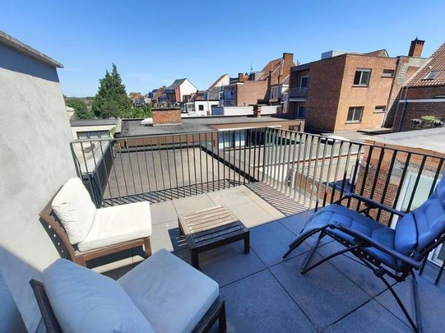 Home with 4 bedrooms, roof terrace & courtyard, ideal for co