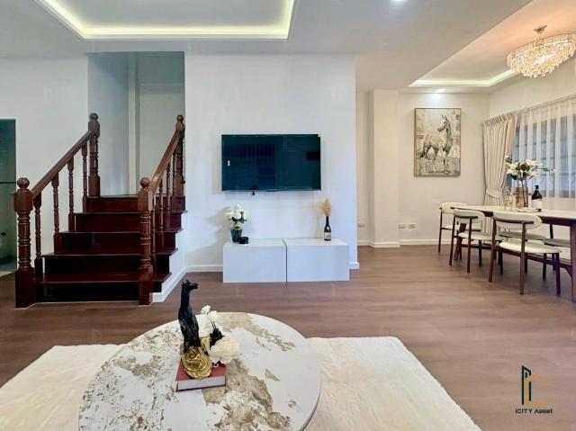 Home with a warm, cozy feel 5b4b 115k Townhome @ Huai Khwang Call 090 919 9