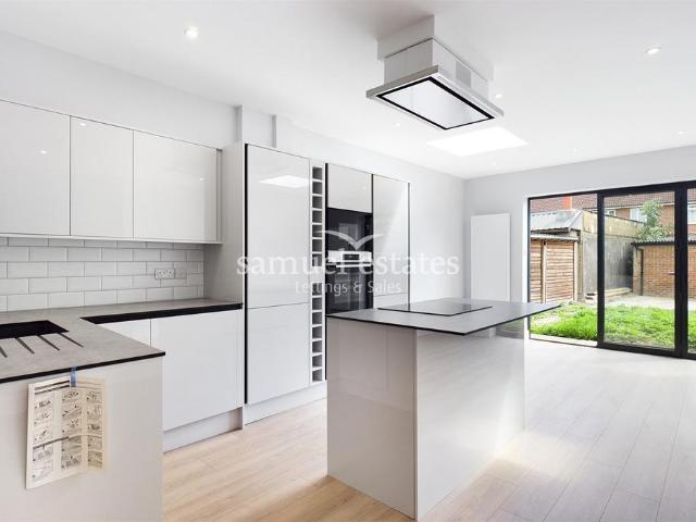 Homefield Gardens, Mitcham, CR4 3 bed end of terrace house to rent £2,850 pcm £658 pw
