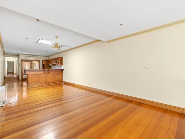 Homely & Convenient Inner City Living with Car Space