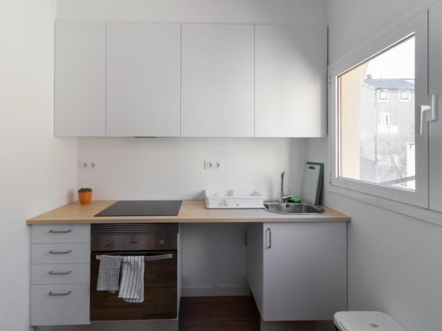 Homely single bedroom in a 7 bedroom apartment, close to the Diagonal metro