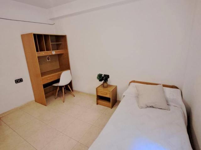 Homely single bedroom in Alicante next to Luceros metro station