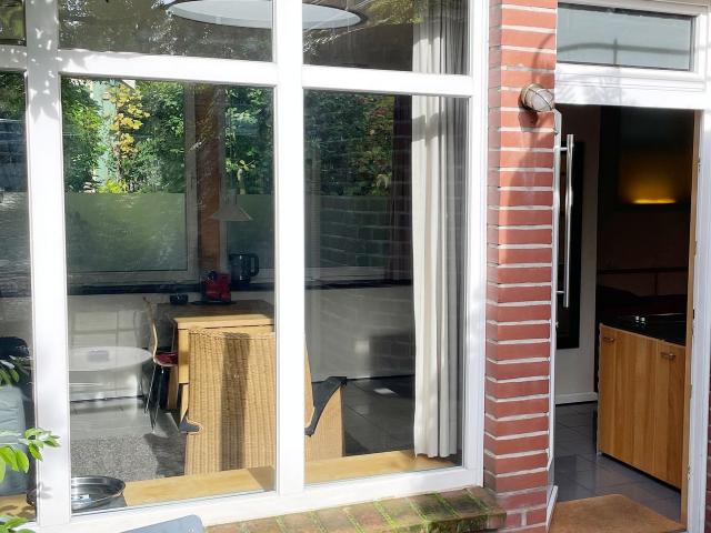 Homely, quiet studio apartment in a quiet residential area, close to the city. 3 stops to main station, Koln Amsterdam Apartments for Rent