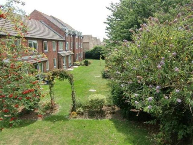 Homesearle House, Worthing BN12, 2 bed flat to rent, £1,425 pcm | PrimeLocation