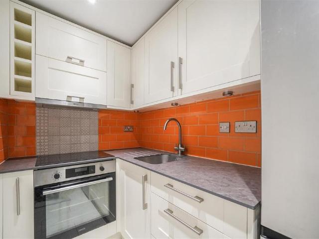 Homestead Road, SW6 1 bed flat to rent £2,400 pcm £554 pw