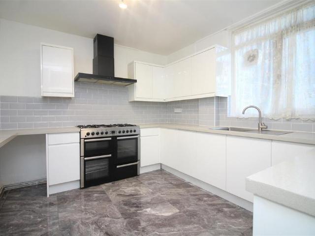 Homerton High Street, London 2 bed ground floor flat to rent £2,000 pcm £462 pw