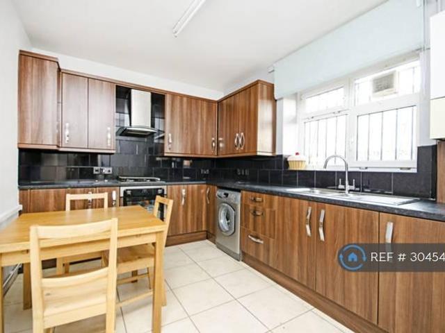 Homerton Road, London, E9 3 bed flat to rent £2,700 pcm £623 pw