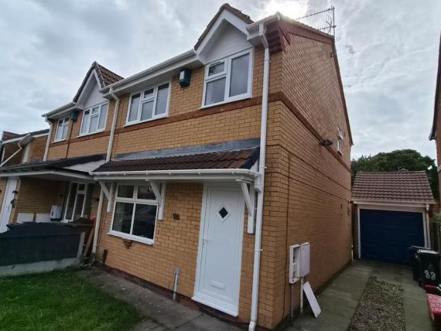 Honeybourne Way, Willenhall, West. 3 bed semi detached house to rent £1,200 pcm £277 pw