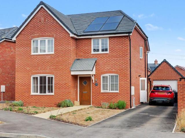 Honeychurch Way, Stevenage SG1 4 bed detached house to rent £2,650 pcm £612 pw
