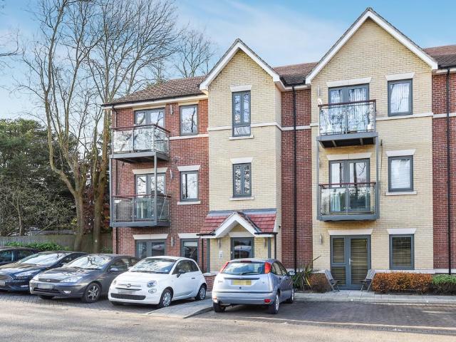 Honeysuckle Court, Buckhurst Hill, IG9 2 bed flat to rent £1,750 pcm £404 pw
