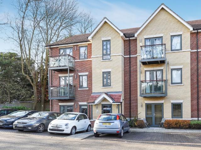 Honeysuckle Court, Buckhurst Hill IG9, 2 bed flat to rent, £1,700 pcm | PrimeLocation