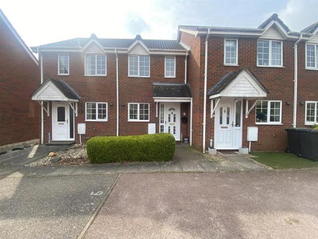 Honeysuckle Close, Biggleswade, SG18 2 bed terraced house to rent £1,350 pcm £312 pw
