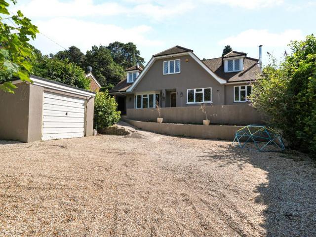 Honeysuckle Lane, Headley Down, GU35 4 bed detached house to rent £3,750 pcm £865 pw