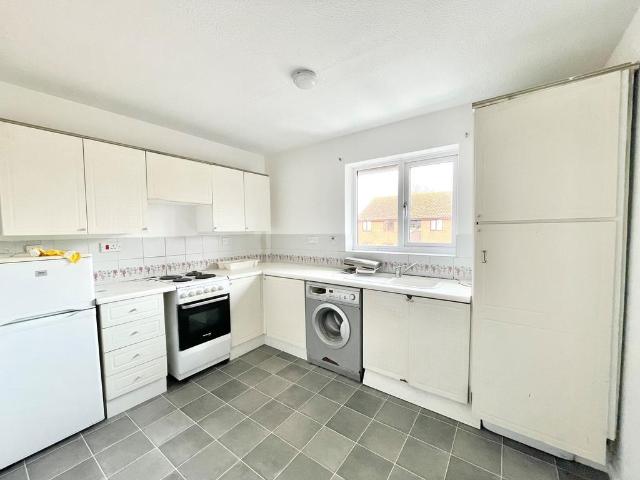 Honeywood Close, Portsmouth, PO3 2 bed flat to rent £1,150 pcm £265 pw
