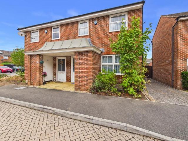 Honington Mews, Farnborough. 3 bed semi detached house to rent £1,900 pcm £438 pw