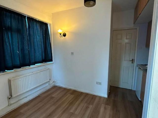 Honiton Rd, Romford, RM7 Studio to rent £950 pcm £219 pw