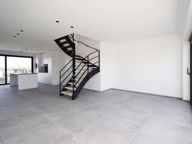 HOOGSTAAND AFGEWERKT DUPLEXAPPARTEMENT