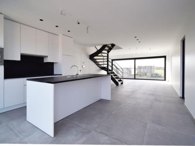 HOOGSTAAND AFGEWERKT DUPLEXAPPARTEMENT