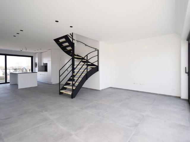 HOOGSTAAND AFGEWERKT DUPLEXAPPARTEMENT