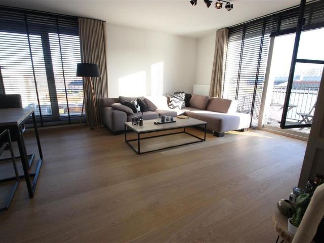 Hoogwaardig afgewerkt 2 slpk appartement met terras en autostaanplaats