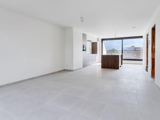 Hoogwaardig afgewerkt nieuwbouw duplex appartement met 2 slaapkamers, terras en carport