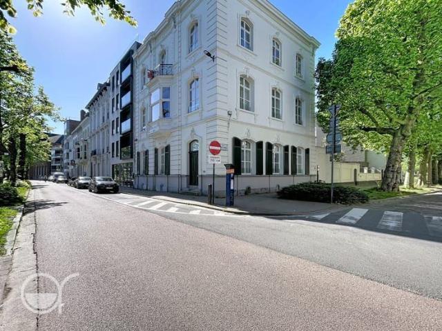 Hoogwaardig afgewerkt nieuwbouwappartement met balkon aan d