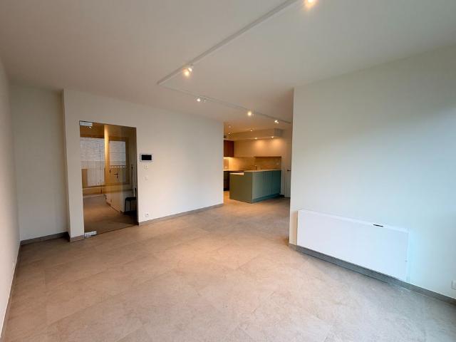 Hoogwaardig afgewerkt nieuwbouwappartement met 2 slaapkamers + kelderberging en staanplaats
