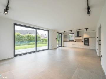 HOOGWAARDIG AFGEWERKTE NIEUWBOUWWONING MET DRIE SLAAPKAMERS EN TUIN INCLUSIEF TUINONDERHOUD TE RIEMST