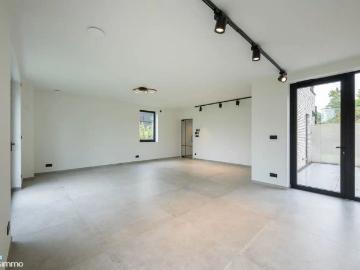 HOOGWAARDIG AFGEWERKTE NIEUWBOUWWONING MET DRIE SLAAPKAMERS EN TUIN INCLUSIEF TUINONDERHOUD TE RIEMST